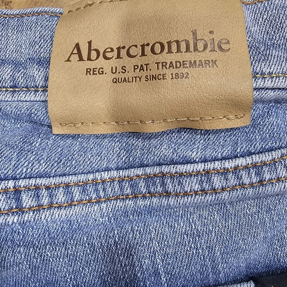 Abercrombie Kids size 15/16‎ light wash distressed denim jean shorts - Picture 4 of 5